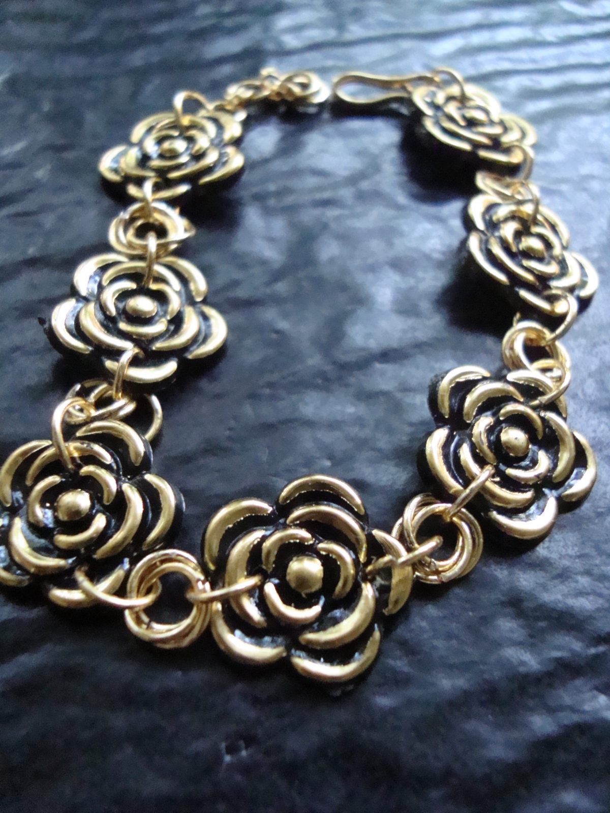 Tanirika - bracelet made with flat rose buttons and jump ring roses